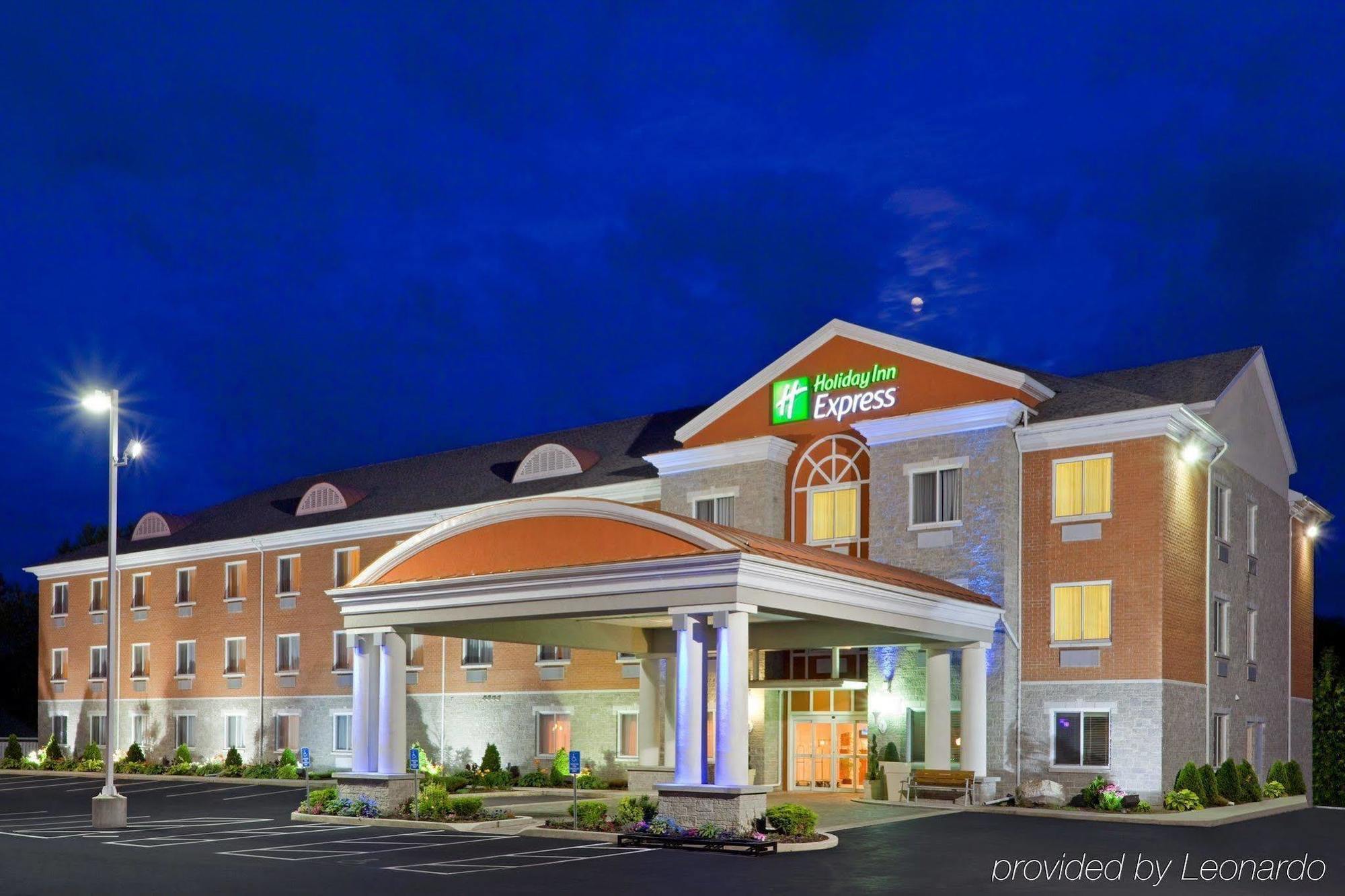 Holiday Inn Express Hotel & Suites 1000 Islands - Gananoque, An Ihg Hotel Extérieur photo